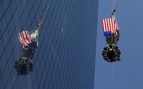 Spire lifted to top of One World Trade Center